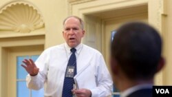 Penasehat tertinggi untuk urusan kontraterorisme di Gedung Putih, John Brennan menyampaikan briefing kepada Presiden Obama (foto: dok).