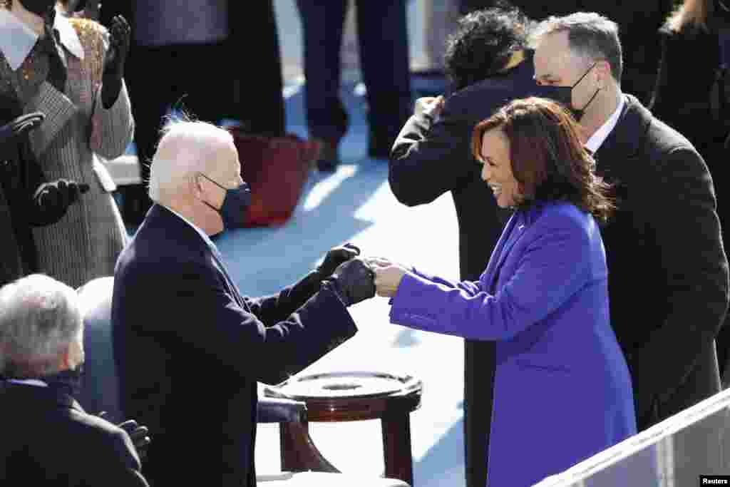 Rais mteule Joe Biden na Makamu Rais Kamala Harris wakati wakijiandaa kuapishwa nje ya Bunge la Marekani, Washington, U.S., January 20, 2021. REUTERS/Brendan McDermid