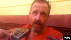 លោក​ Gregg Fryett ​អាយុ៤៧​ឆ្នាំ​អ្នក​ជំនួញ​ជនជាតិ​អង់គ្លេស​ត្រូវ​បាន​អង្គភាព​ប្រឆាំង​អំពើ​ពុក​រលួយ​ចាប់​ខ្លួន​កាល​ពី​ខែមករា​ឆ្នាំ​២០១៣​ជាមួយ​នឹង​ជន​ជាតិ​ខ្មែរ​ចំនួន​៣​នាក់​ផ្សេង​ទៀត​រួម​ទាំង​លោក​មេធាវី ​ទី ពៅ ​ដែល​បច្ចុប្បន្ន​ត្រូវ​បាន​តុលាការ​ដោះលែង​ឱ្យ​នៅ​ក្រៅ​ឃុំ​បណ្តោះ​អាសន្ន។ (ហេង រស្មី/វីអូអេ)