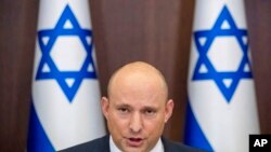 Perdana Menteri Israel Naftali Bennett memimpin sidang kabinet mingguan di kantornya di Jerusalem, pada 14 November 2021. (Foto: AP/Ariel Schalit)