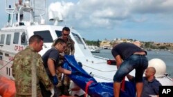 Máy bay phản lực chiến đấu của Bồ Đào Nha, trái, và máy bay chiến đấu của Canada tham gia Sứ mệnh Tuần tra Không phận của NATO ở Lithuania. NATO, có 16 máy bay chiến đấu trong khu vực giám sát không phận Baltic, nói họ thường xuyên điều máy bay phản lực để xác định &quot;máy bay không rõ lai lịch hoặc có thể là máy bay thù địch&quot; ở gần không phận những quốc gia ở vùng này.