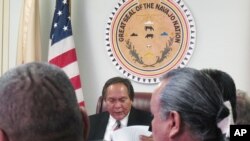 Richie Nez, petugas sidang untuk Navajo, memeriksa dokumen saat berlangsungnya sidang di pengadilan Window Rock, Arizona (9/10).