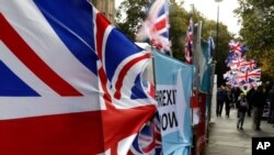 Bendera para pemrotes Brexit di luar gedung parlemen Inggris di London, 29 Oktober 2019. (AP Photo/Frank Augstein)
