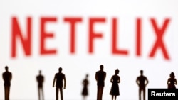 ILUSTRACIJA - Ljudi gledaju u logotip Netfliksa