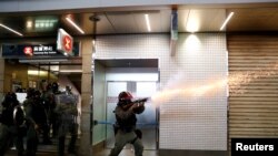 ប៉ូលិស​កុបកម្ម​បាញ់​ឧស្ម័ន​ទឹក​ភ្នែក​នៅ​ក្នុង​ពេល​ប្រមូលផ្តុំ​មួយ​នៅ​ក្នុង​ក្រុងហុងកុង ប្រទេស​ចិន កាលពី​ថ្ងៃទី៨ ខែកញ្ញា​ ឆ្នាំ២០១៩។