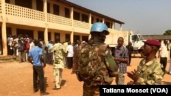 Quartier de PK5 à ‪‎Bangui‬, forte présence des soldats français et de la Minusca après des échanges de tirs avec un groupe d'hommes armés qui tentent de perturber le référendum. (VOA Afrique/Tatiana Mossot)