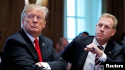 Prezident Donald Tramp va Mudofaa vaziri vazifasini bajaruvchi Patrik Shanaxan Oq uydagi yig'ilishda, Vashington, 2-yanvar, 2019