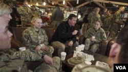 Perdana Menteri Inggris David Cameron saat mengunjungi tentara Inggris di Kandahar, Afghanistan (20/12).
