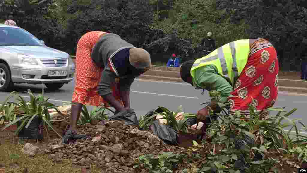Des travailleurs s&#39;activent à terminer la réhabilitation de l&#39;autoroute Uhuru que &nbsp;le cortège du président américain Barack Obama devra emprunter lors de sa visite au Kenya, le 20 Juillet 2015. &nbsp;