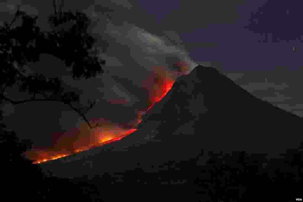 Gunung Sinabung memuntahkan abu seperti terlihat dari desa Kuta Tengah di Karo, Indonesia, 14 Januari 2014. 
