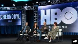 Para panelis berdialog tentang mini seri Chernobyl yang ditayangkan saluran HBO, di Pasadena, California, 8 Februari 2019. (Foto: dok).