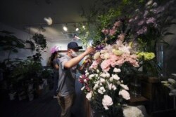 Shinichiro Hirano menata bunga-bunganya di Sun Flower Shop di Tokyo, 22 Juni 2020. (Foto: AP)