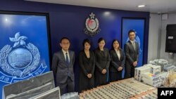 ኣባላት ፖሊስ ሆንግ ኮንግ ኣብ ቐይዲ ዝኣተወ ዘይሕጋዊ ኣቑሑት ኣብ ዘእይሉ እዋን ዝተወስደ