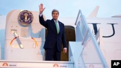 Menteri Luar Negeri John Kerry melambaikan tangan sebelum memasuki pesawat di bandar udara Orly, Paris selatan (15/10).