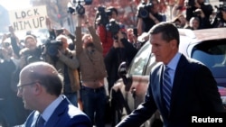 前美国国家安全顾问迈克尔·弗林离开华盛顿的一家联邦法庭。（2017年12月1日）