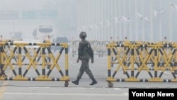 Tentara Koera melintasi perbatasan beberapa hari setelah perusahaan-perusahaan Korea Selatan menarik diri dari Kompleks Industri Kaesong (12/5).