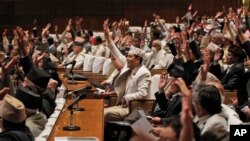 Nepalese lawmakers begin voting on a draft of the new constitution at the Constituent Assembly Hall in Kathmandu, Sept. 13, 2015.