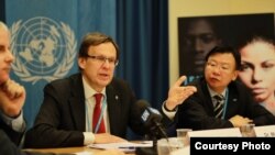 Direktur WHO program TB global, Mario Raviglione memberikan penjelasan di Jenewa, Swiss, Kamis (23/3). 