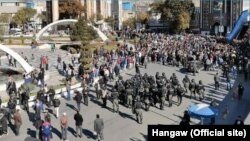 Warga Iran turun ke jalan-jalan untuk memrotes keputusan pemerintah menaikkan harga bahan bakar minyak (BBM) dua kali lipat, Sabtu (16/11). 