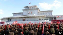 8일 북한 평양에서 당원들이 금수산태양궁전 앞에 모여 태풍 바비와 마이삭, 하이난의 연속 강타로 입은 피해 복구 작업을 위해 열린 대규모 집회에 참석했다.