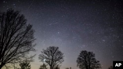 កញ្ចុំផ្កាយ​រះ​នៅ​ពេល​យប់​​ក្នុង​ទីក្រុង Petersdorf ប៉ែក​ខាង​កើត​ប្រទេស​អាល្លឺម៉ង់ ថ្ងៃ​ទី​២៩ ខែមេសា ឆ្នាំ​២០២០។