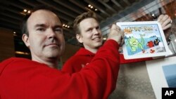 Peter Vesterbacka, direktur pemasaran perusahaan Mighty Eagle (kiri) dan Henri Holm, wakil presiden senior Rovio Asia, menunjukkan versi terbaru permainan Angry Birds pada pembukaan kantor cabang Rovio, yang memproduksi permainan tersebut, di Shanghai. (AP/Eugene Hoshiko)