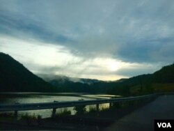 The hills and valleys of West Virginia make it difficult to run fiber optic cable. (J. Taboh/VOA)