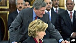 Late ambassador Richard C. Holbrooke talking to U.S. Secretary of State Hillary Rodham Clinton at the Afghan Foreign Ministry after inauguration of Afghan President Hamid Karzai in Kabul (file photo – 19 Nov 2009)