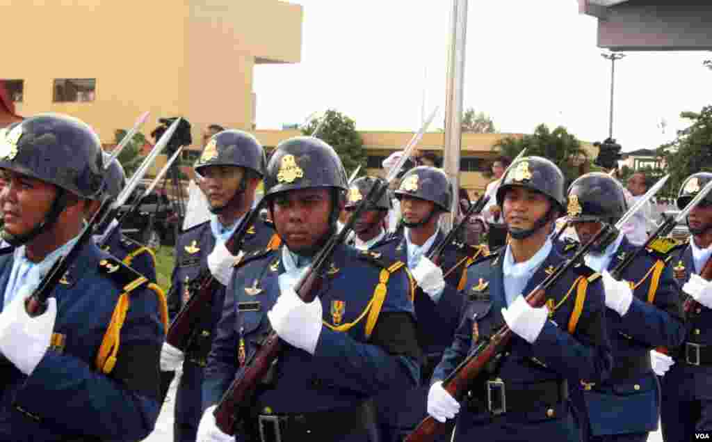 Cambodian honor guards welcome the body of the late former King Norodom Sihanouk at Phnom Penh International Airport, October 17, 2012. (Heng Reaksmey/VOA)