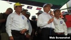 លោក​ សម រង្ស៊ី ប្រធាន​គណបក្ស​សង្គ្រោះ​ជាតិ​ និង​លោក​កឹម សុខា និយាយ​ទៅ​កាន់​យុវជន​ដែល​ជា​អ្នកគាំទ្រ​ ក្នុងអំឡុងពេល​យុទ្ធនាការ​ឃោសនា​បោះឆ្នោត។