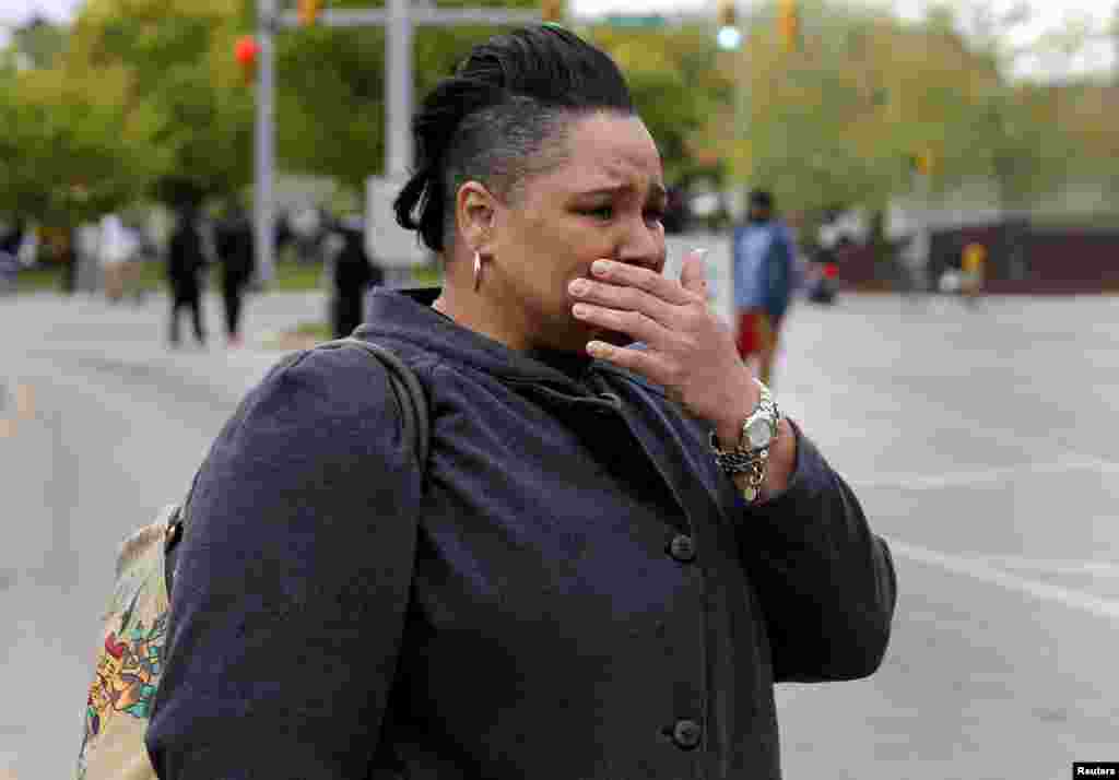 ស្រ្តី​ម្នាក់​យំ​ ខណៈ​បាតុករ​គប់​ដុំ​ថ្ម​ទៅ​ប៉ូលីស​ Baltimore អំឡុង​ពេល​ប៉ះ​ទង្គិច​មួយ​នៅ​ក្នុង​ទីក្រុង​ Baltimore រដ្ឋ​ Maryland កាល​ពី​ថ្ងៃ​ទី​២៧ ខែ​មេសា​ ឆ្នាំ​២០១៥។