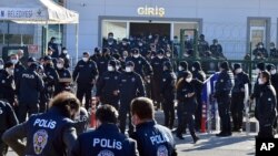 Policijsske snage čuvaju ulaz u sud tokom suđenja 475 optuženih, ključujući i neke generale i pilote borbenih aviona, u Sincanu, Ankara, 26. novembra 2020.