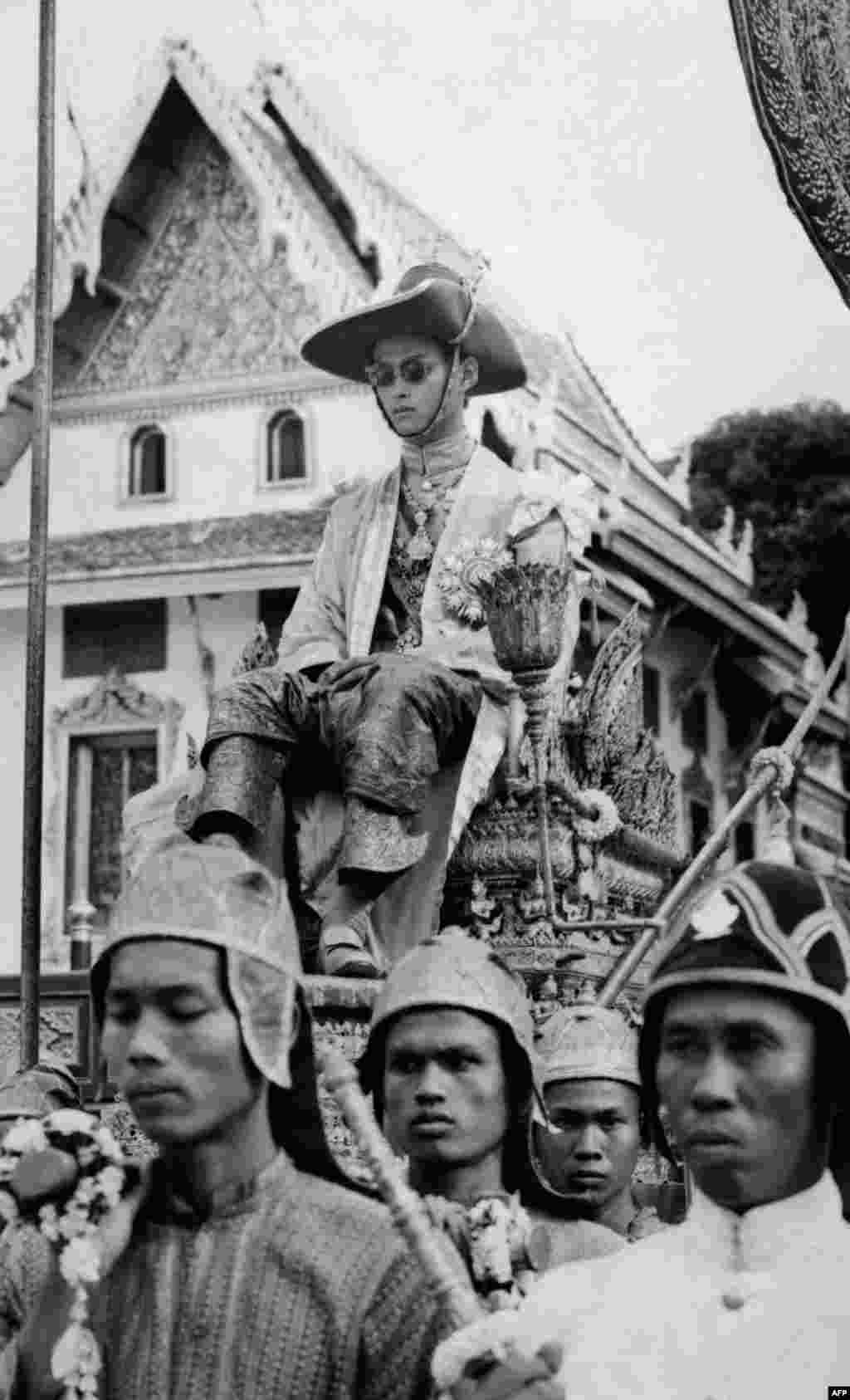 Raja Bhumibol Adulyadej atau Rama IX, ditandu dalam upacara penobatan pada 5 Mei 1950.