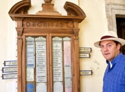 Benjamin Harnwell stands by what he dubs a medieval equivalent of modern-day mobile messaging apps. (photo by J. Dettmer/VOA)