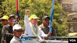 លោក ​កឹម សុខា​ ប្រធាន​ស្តីទី​គណបក្ស​សង្គ្រោះជាតិ​ បាន​ដឹកនាំ​ការធ្វើ​ឃោសនា​រក​សម្លេង​ឆ្នោត​នៅ​ក្នុង​ថ្ងៃ​ដំបូង ដោយ​ចាប់ផ្តើម​ពី​រាជធានី​ភ្នំពេញ ឆ្ពោះ​ទៅ​ទីក្រុង​តាខ្មៅ ហើយ​ត្រឡប់​មក​ រាជធានី​ភ្នំពេញ​វិញ។