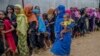Para pengungsi perempuan Rohingya yang baru tiba di tempat penampungan mereka di Kutupalong, Bangladesh, antri menunggu giliran pembagian bahan bangunan yang didistribusikan oleh badan-badan bantuan di kamp tersebut, Rabu, 13 September 2017. (AP Photo/Dar Yasin)