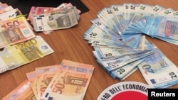 路透社于2024年1月25日获得的一张未标注日期的传单图片显示，这些钞票是在打击税务欺诈行动中被查获的，税务欺诈涉及通过意大利安科纳所谓的中国影子银行系统洗钱。。(路透社）