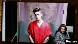Penyanyi pop Justin Bieber dalam konferensi video di pengadilan di Miami, Florida (23/1). (Reuters/Walter Michot)