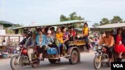 រូបឯកសារ៖ ក្រុមកម្មករ​​រោងចក្រ​ ធ្វើដំណើរ​ទៅផ្ទះ​ ក្រោយ​ចេញ​ពី​ធ្វើការ​ នៅ​ពេល​ល្ងាចមួយ​​ ឯ​ជាយ​រាជធានី​ភ្នំពេញ​ នៅថ្ងៃទី២៥​ ខែ​ឧសភា​ ឆ្នាំ​២០១៧។ (ខាន់ សុគុំមនោ/VOA) 