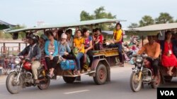 Garment factory workers leaves work on a packed tuk-tuk vehicle in the outskirt of Phnom Penh, Cambodia, May 25, 2017. (Khan Sokummono/VOA) 