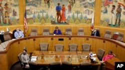 纽森州长因为新冠病毒流行期间下达过几十项紧急行政命令而受到州议会和反对党质疑。图为加州众议院预算委员会4月16日就纽森的一项开支召开听证会（美联社资料照）