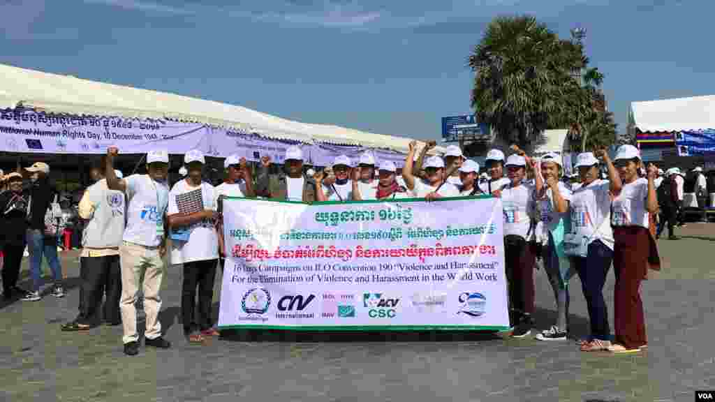 អ្នក​ចូលរួម​ដែល​ជា​ពលរដ្ឋ កម្មករ និង​តំណាង​អង្គការ​សង្គម​ស៊ីវិល ចូលរួម​ប្រារព្ធ​ទិវា​សិទ្ធិ​មនុស្ស​អន្តរជាតិ​លើកទី​៧១ នៅ​សួន​ប្រជាធិបតេយ្យ នៅ​ថ្ងៃ​ទី​១០ ខែ​ធ្នូ ឆ្នាំ​២០១៩។ (កាន់ វិច្ឆិកា/VOA)