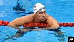 Le nageur américain Ryan Lochte vérifie son temps après le 4x200 mètres masculin aux Jeux olympiques de 2016 à Rio de Janeiro, au Brésil, 9 août 2016.