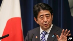 PM Jepang Shinzo Abe dalam sebuah konferensi pers setelah KTT ASEAN di Tokyo, 14 Desember 2013.