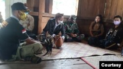 Upacara hukum adat “Boto Cuku Nunga” dilangsungkan di Manggarai Timur hari Sabtu (20/2) guna menghukum seorang pelaku penembakan satwa liar dilindungi. (Foto: Humas KLHK).