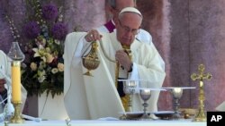 Paus Fransiskus memimpin Misa Kudus di Brzegi, dekat Krakow, Polandia (31/7). (AP/Alik Keplicz)