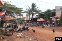 ផ្លូវ​មួយ​នៅក្នុង​ស្រុកសន្ទុក ខេត្តកំពង់ធំ ដែល​ប្រជា​ពលរដ្ឋ​លក់ដូរ​នៅ​តាម​ផ្លូវ​នោះ។ (ស៊ុន ណារិន/VOA Khmer)