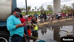 玛利亚飓风过后。波多黎各人排队领水（2017年10月1日）