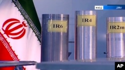 资料照片: 2018年6月6日伊朗伊斯兰共和国广播电台(IRIB，国营电视台)的画面截取自伊朗纳坦兹铀浓缩工厂的一档电视直播节目，其中展示了三台国产离心机。