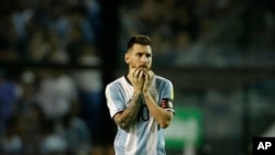 Lionel Messi réagissant lors d'un match de qualification pour la Coupe du Monde contre le Pérou, au stade de Bombonera de Buenos Aires, Argentine, le 5 octobre 2017.
